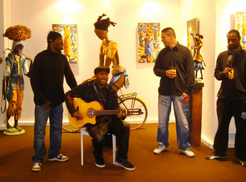 05 februari 2009 › Animation musicale assurée par les chanteurs congolais Rosh Bantu et Borrina Mapaka.