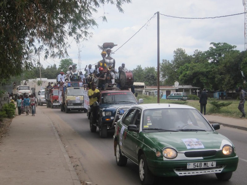 04 octobre 2016 › Arrivée aux abords du pont du Djoué du cortège musical conduisant les sculptures de Rhode Makoumbou.