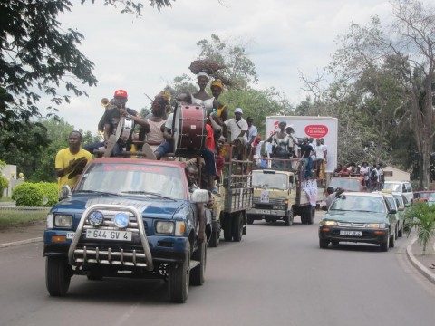 04 oktober 2016 › Arrivée dans le centre-ville du cortège musical conduisant les sculptures de Rhode Makoumbou.