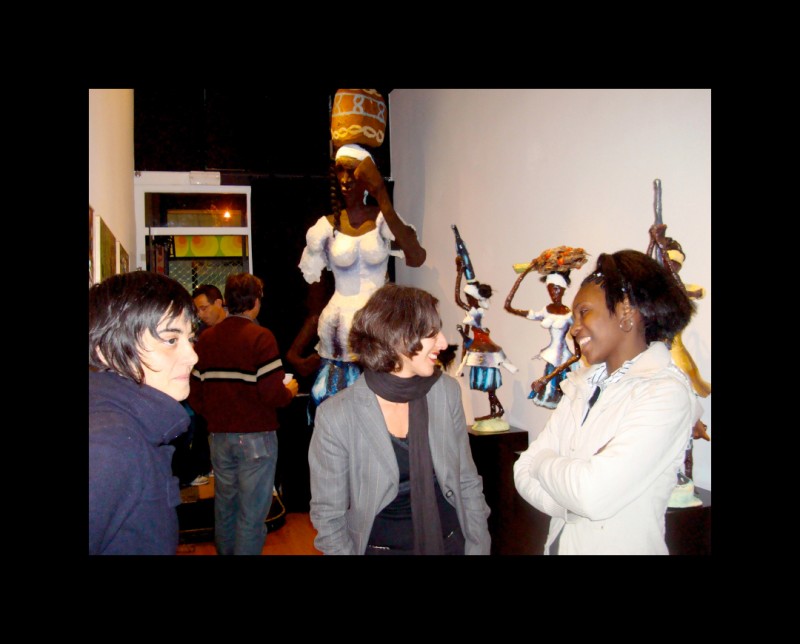 03 octobre 2008 › Conversation entre une visiteuse et Rhode Makoumbou.