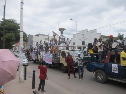 04 octobre 2016 › Cortège musical conduisant les sculptures de Rhode Makoumbou à l'exposition «Temps présent».