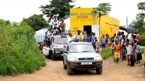 26 mars 2010 › Départ de la caravane de l'exposition itinérante «Trait-d'Union» de Rhode Makoumbou dans le quartier de Mansimou.