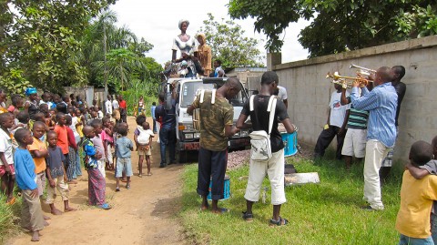 26 mars 2010 › Départ de la caravane qui va bientôt présenter l'exposition itinérante «Trait-d'Union» de Rhode Makoumbou.