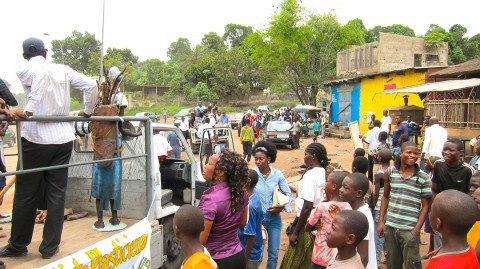 26 maart 2010 › Discussion entre Rhode Makoumbou et les habitants du quartier à propos de son exposition itinérante «Trait-d'Union»