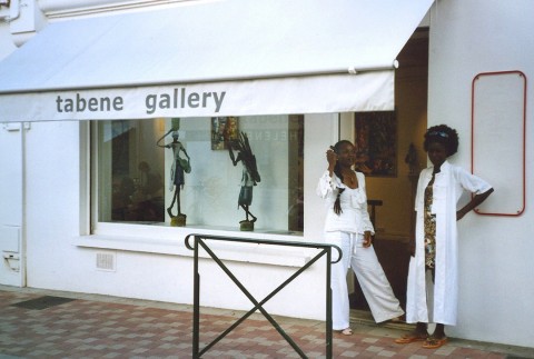 03 août 2005 › Elisabeth Lino (directrice de la Tabene Gallery) et Rhode Makoumbou.