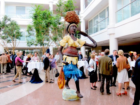 05 juin 2010 › Exposition de la sculpture de Rhode Makoumbou «La porteuse de régime de noix de palme» à la Banque KVS.