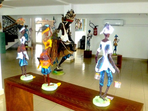 25 april 2014 › Exposition personnelle de Rhode Makoumbou «Du rappel au repère», présentée au Musée Galerie du Bassin du Congo.