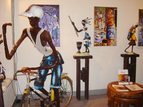 06 november 2009 › Exposition personnelle de Rhode Makoumbou «Trait-d'Union» à la Galerie Lumières d'Afrique.