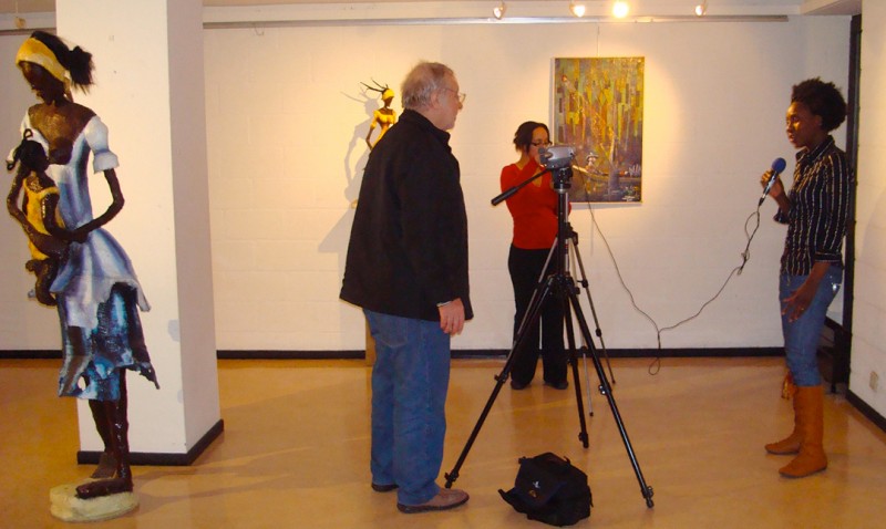 04 maart 2009 › Interview de Rhode Makoumbou par la télévision liègoise «RTC» au Centre Culturel de Seraing.