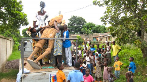 26 maart 2010 › L'exposition itinérante «Trait-d'Union» de Rhode Makoumbou, sous les regards curieux des habitants du quartier de Mansimou.