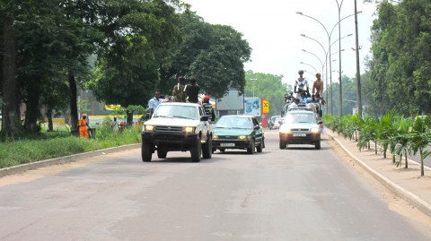 26 maart 2010 › La caravane de l'exposition itinérante «Trait-d'Union» de Rhode Makoumbou sur les routes de la capitale.