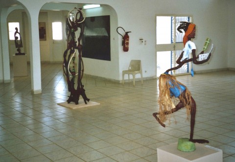 08 décembre 2005 › «La chanteuse», sculpture de Rhode Makoumbou exposée au Musée national de Niamey.