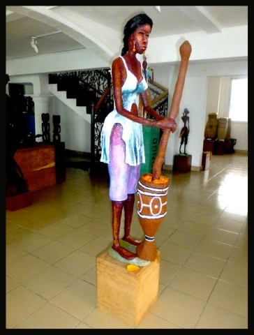 25 avril 2014 › «La mouambe», sculpture de Rhode Makoumbou exposée au Musée Galerie du Bassin du Congo.