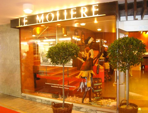 17 avril 2008 › «La pileuse», sculpture de Rhode Makoumbou exposée au foyer d'accueil du Théâtre Molière.