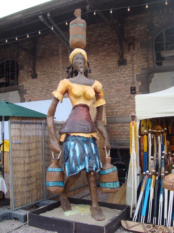 26 juin 2009 › «La porteuse d'eau», sculpture de Rhode Makoumbou exposée au Festival Couleur Café, au «Solidarity Village».
