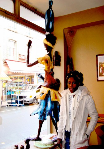 22 maart 2008 › «La porteuse d'eau», sculpture de Rhode Makoumbou exposée au Restaurant Inzia.