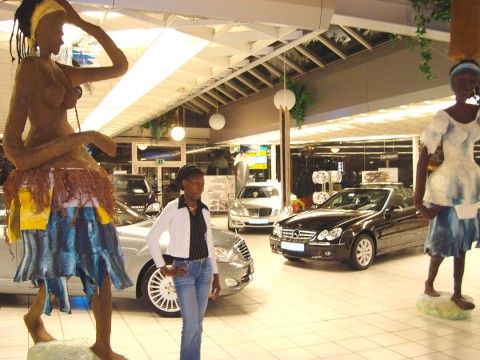 11 janvier 2008 › «La porteuse de bois» et «La porteuse d'eau», sculptures de Rhode Makoumbou exposées au Mercedes-Benz Autohaus Herten.