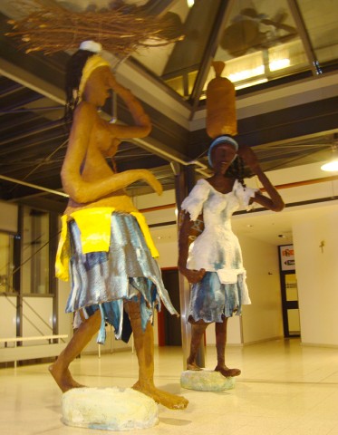 23 janvier 2008 › «La porteuse de bois» et «La porteuse d'eau», sculptures de Rhode Makoumbou exposées dans le hall de l'hôpital Krankenhaus.