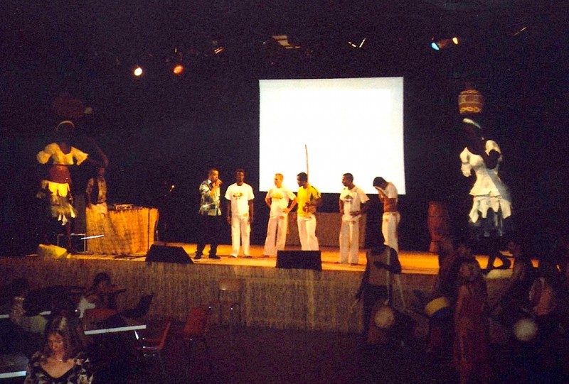 23 september 2006 › «La porteuse de régime de noix de palme» et «La porteuse d'eau», exposées sur le podium du Centre Culturel Cité Culture.