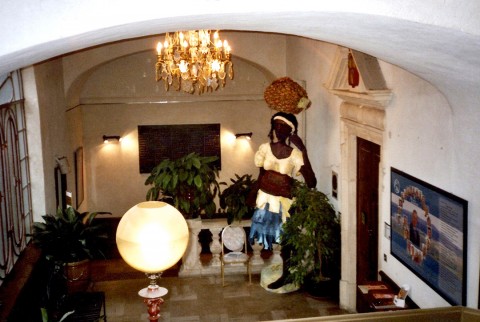 07 novembre 2006 › «La porteuse de régime de noix de palme», sculpture de Rhode Makoumbou exposée à l'entrée de la Médiathèque Léon-Alègre.