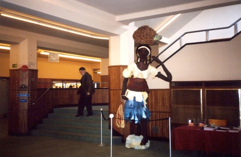 12 mai 2007 › «La porteuse de régime de noix de palme», sculpture de Rhode Makoumbou exposée dans le hall d'entrée du Flagey.