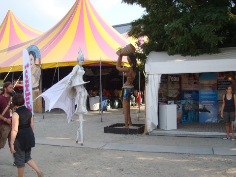 28 juni 2009 › La sculpture de Rhode Makoumbou «L'eau arrive au village» exposée au Festival Couleur Café.