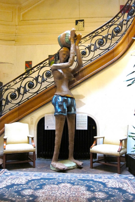 06 mai 2011 › La sculpture de Rhode Makoumbou «La porteuse d'eau» présentée à l'exposition collective «Les Femmes-Artistes Porteuses d'Eau».