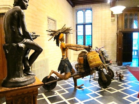 26 mars 2011 › «La tchukudienne de Brazzaville», sculpture de Rhode Makoumbou exposée à l'entrée de l'Hôtel de Ville.