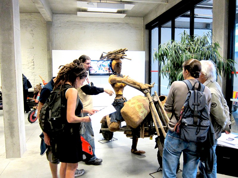 11 septembre 2010 › «La tchukudienne de Brazzaville», sculpture de Rhode Makoumbou présentée à l'exposition collective «Boulevard Amandla 2010».