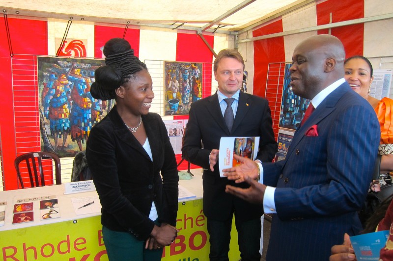 28 septembre 2013 › Le gouverneur Tommy Leclercq et l'ambassadeur Roger Julien Menga visitent l'exposition de Rhode Makoumbou.
