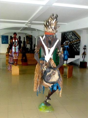 25 april 2014 › «Le joueur de tam-tam», sculpture de Rhode Makoumbou exposée au Musée Galerie du Bassin du Congo.