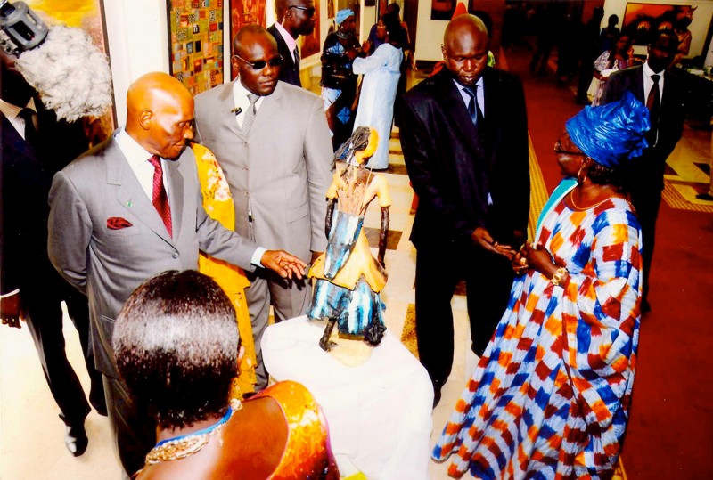 21 mei 2011 › Le Président sénégalais Abdoulaye Wade devant une sculpture de Rhode Makoumbou.