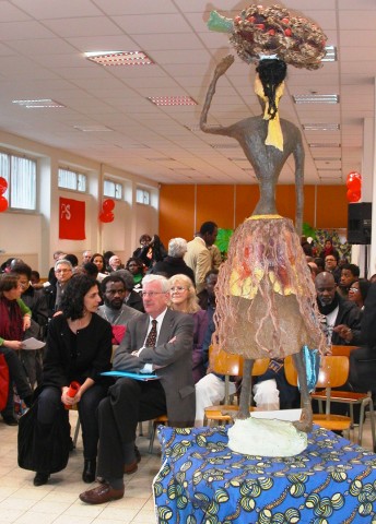 28 février 2009 › «Le régime de noix de palme (6)», sculpture de Rhode Makoumbou exposée à l'Athénée Royal d'Ixelles.