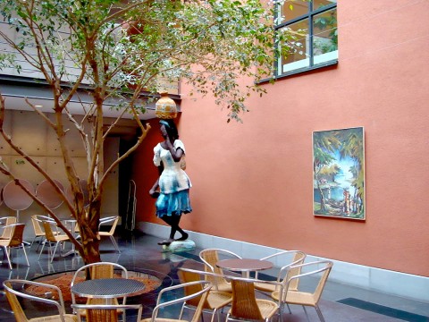 02 juni 2008 › «Le retour des champs», sculpture de Rhode Makoumbou exposée dans le hall d'entrée du BTC Conference Center - Espace Jacqmotte.
