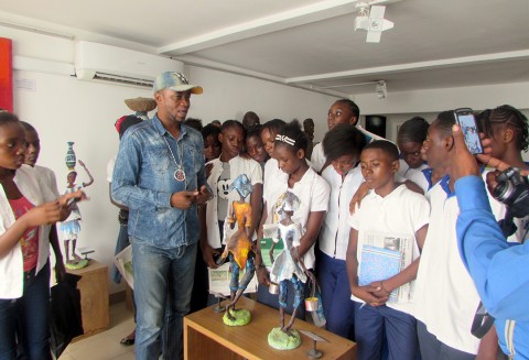 05 février 2016 › Les élèves de l'école «Joseph Perfection School» découvrent les sculptures de Rhode Makoumbou exposées à la Galerie Congo.
