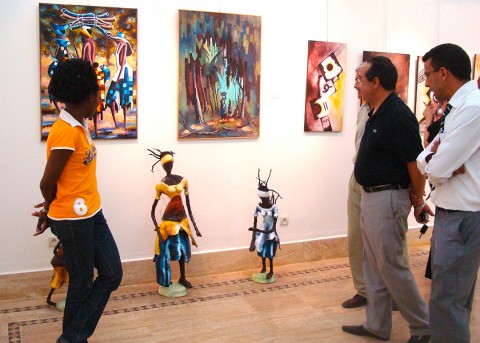 30 juillet 2008 › M. Benchirh (secrétaire général du Wali de la ville) découvre les oeuvres de Rhode Makoumbou exposées à la «Galerie d'Art».