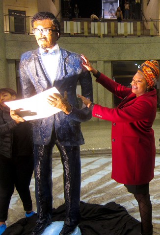 21 januari 2018 › Mireille Tsheusi Robert dévoile la sculpture de Rhode Makoumbou «Patrice Lumumba, le discours d'Indépendance du 30 juin 1960».