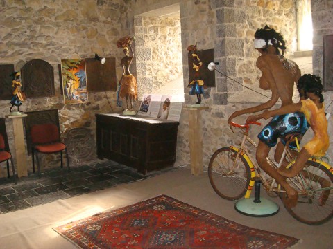 19 septembre 2009 › Oeuvres de Rhode Makoumbou exposées à Thy-le-Château.