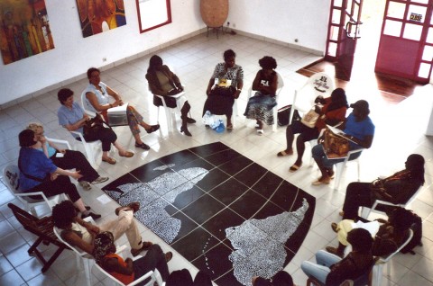 08 mars 2007 › Participation de Rhode Makoumbou (assise bras croisés) à la rencontre-débat «Femme artiste d'Afrique».