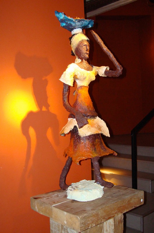 25 oktober 2007 › «Retour des champs», sculpture de Rhode Makoumbou exposée au Théâtre Marni.