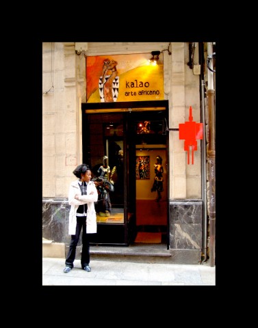 03 octobre 2008 › Rhode Makoumbou à l'entrée de la Galerie Kalao.