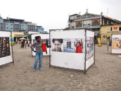 28 août 2010 › Rhode Makoumbou au carrefour Matonge. À droite : une photo d'elle réalisée par le photographe belge Jean-Dominique Burton.