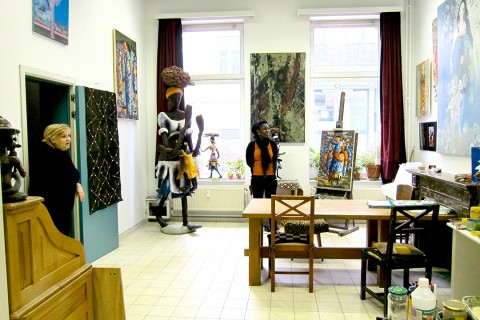 14 mai 2011 › Rhode Makoumbou dans l'atelier de la peintre moldave Natalia Plamadeala.