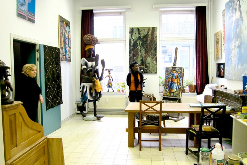 14 mei 2011 › Rhode Makoumbou dans l'atelier de la peintre moldave Natalia Plamadeala.