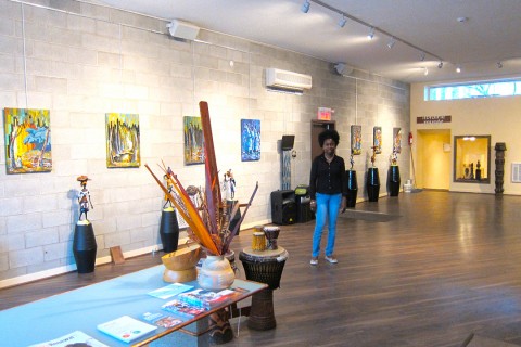 02 mai 2011 › Rhode Makoumbou devant ses oeuvres exposées à la «Maison de l'Afrique - Mandingo».