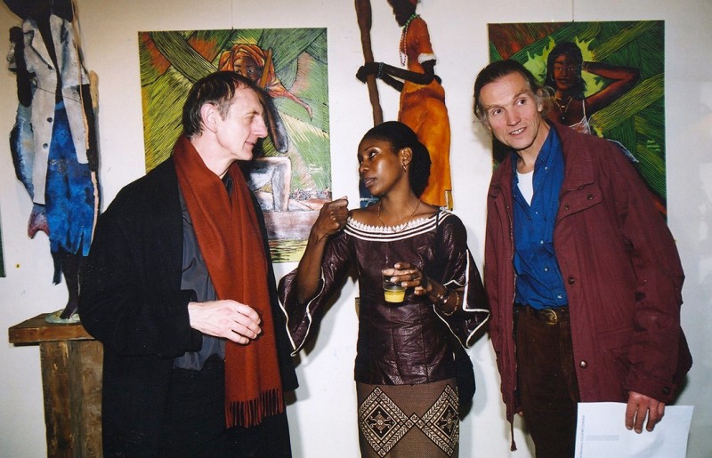 05 novembre 2004 › Rhode Makoumbou en conversation avec deux visiteurs.