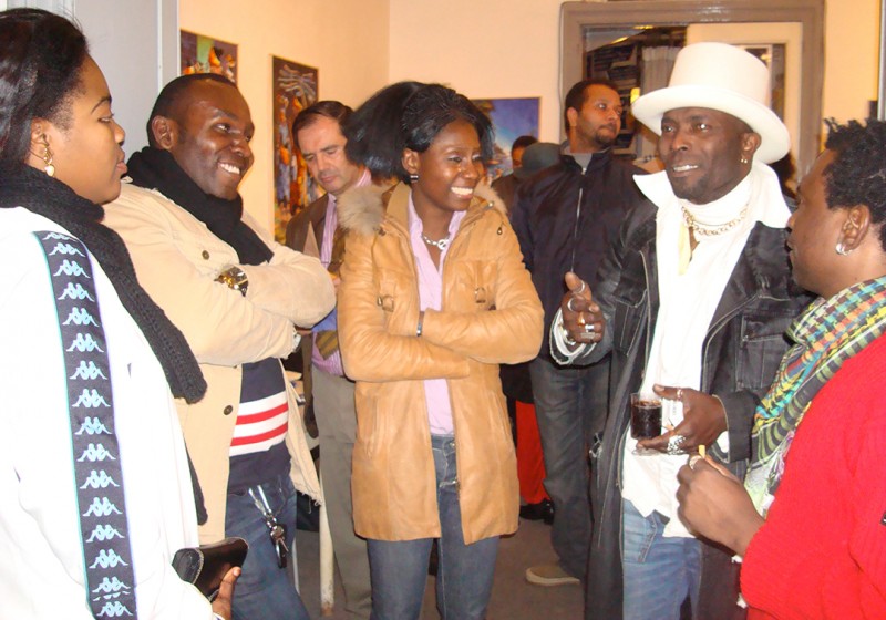06 november 2009 › Rhode Makoumbou entourée d'amis. À droite : les musiciens Youss Banda et Fredy Massamba.