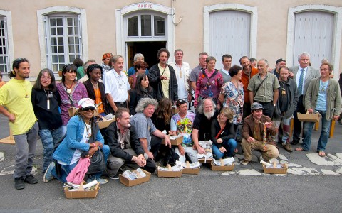 09 juli 2011 › Rhode Makoumbou et les autres artistes présents au vernissage de l'exposition «Rencontre Internationale d'Art Singulier».