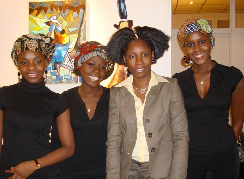 05 février 2009 › Rhode Makoumbou et les hôtesses d'accueil de la Galerie Congo.