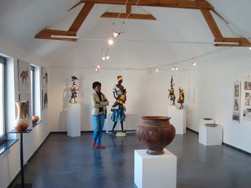 09 mei 2009 › Rhode Makoumbou et ses oeuvres au Centre des Métiers d'Art «La Spirale».